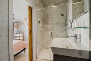 Easternmost cabin - Bathroom